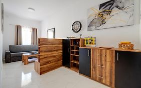 Idyllic Apartment Steps From The Promenade