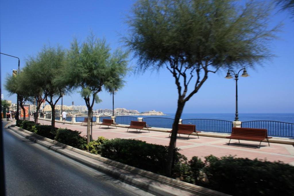Idyllic Apartment Steps From The Promenade Sliema Exterior foto